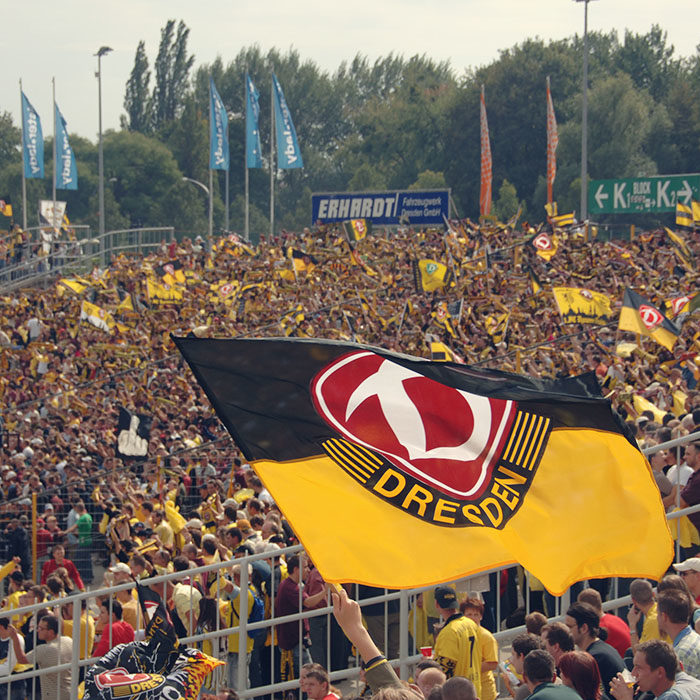 Blick auf die Fankurve im Rudolf-Harbig-Stadion; 1. FC Dynamo Dresden - 1. FC Magdeburg 2:1; 16 September 2006; Foto: Dehli-News / Frank Dehlis

[Frank Dehlis; Koenigsbruecker Platz 3; 01097 Dresden; Tel.: 0172. 3525234; Mail: foto@dehli-news.de;  Ostsaechsische Sparkasse Dresden; Kto.: 4121309060; BLZ: 85050300; Honorar zuzügl. 7% MwSt;  Finanzamt Dresden II; Steuer-Nr.: 202/212/00277; Honorar nach MFM-Liste; Belegexemplar- und Honorarpflichtig !]