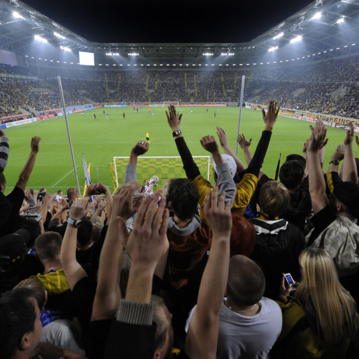 Blick aus dem Fanblock auf das mit 32000 Zuschauern ausverkaufte Rudolf-Harbig-Stadion; Eroeffnungspiel des neuen Stadions; 15. September 2009; Foto: Dehli-News / Frank Dehlis [Frank Dehlis; Trachauer Str. 32; 01139 Dresden; Tel.: 0172. 3525234; Mail: foto@dehli-news.de;  Ostsaechsische Sparkasse Dresden; Kto.: 4121309060; BLZ: 85050300; Honorar zuzuegl. 7 % (Prozent) MwSt;  Finanzamt Dresden II; Steuer-Nr.: 202/212/00277; soweit nicht anders vereinbart, gilt die aktuelle MFM-Bildhonorarliste; Veroeffentlichung nur gegen Honorar, Urhebervermerk und Belegexemplar; saemtliche Nutzungen erfolgen ausschliesslich auf der Grundlage meiner unter folgendem Link www.dehli-news.de/agb einsehbaren Allgemeinen Geschaeftsbedingungen (AGB)]
