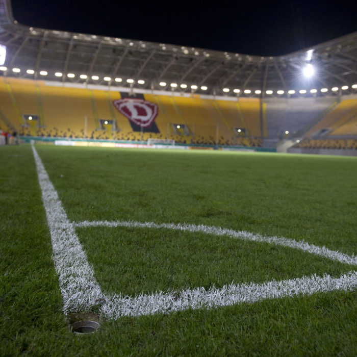 Eckpunkt im leeren Stadion Dresden; 
SG Dynamo Dresden - VfL Bochum; DFB-Pokal 2. Runde; 28. Oktober 2014; Foto: Dehli-News / Frank Dehlis [Dehli-News; Seifhennersdorfer Str. 10; 01099 Dresden; Tel.: 0172. 3525234; Mail: foto@dehli-news.;  Ostsaechsische Sparkasse Dresden; Kto.: 4121309060; BLZ: 85050300; Honorar zuzuegl. 7 % (Prozent) MwSt;  Finanzamt Dresden II; Steuer-Nr.: 202/212/00277; soweit nicht anders vereinbart, gilt die aktuelle MFM-Bildhonorarliste; Veroeffentlichung nur gegen Honorar, Urhebervermerk und Belegexemplar; saemtliche Nutzungen erfolgen ausschliesslich auf der Grundlage meiner unter folgendem Link www.dehli-news.de/agb einsehbaren Allgemeinen Geschaeftsbedingungen (AGB)]