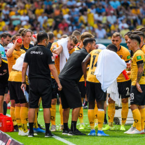 Dresdens Mannschaft steht während einer Trinkpause um Cheftrainer Cristian Fiel;
SG Dynamo Dresden - 1. FC Nürnberg; Fußball; 2. Liga; Saison 2019/2020; 01. Spieltag; Rudolf-Harbig-Stadion; Dresden; 27. Juli 2019; Foto: Dennis Hetzschold