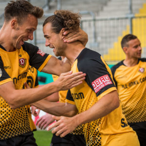 Dresdens Yannick Stark (rechts) jubelt nach seinem Treffer zum 1:0 mit Tim Knipping (links);
SG Dynamo Dresden - Hamburger SV; Fußball; DFB-Pokal; 1. Runde; Saison 2020/2021; Rudolf-Harbig-Stadion; Dresden; 14. September 2020; Foto: Dennis Hetzschold