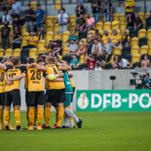 Die Dynamos im Mannschaftskreis;
SG Dynamo Dresden - Hamburger SV; Fußball; DFB-Pokal; 1. Runde; Saison 2020/2021; Rudolf-Harbig-Stadion; Dresden; 14. September 2020; Foto: Dennis Hetzschold