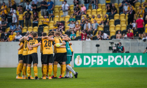 Die Dynamos im Mannschaftskreis;
SG Dynamo Dresden - Hamburger SV; Fußball; DFB-Pokal; 1. Runde; Saison 2020/2021; Rudolf-Harbig-Stadion; Dresden; 14. September 2020; Foto: Dennis Hetzschold