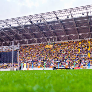 Public Viewing, Relegationsspiel Dynamo - Osnabrueck, Aufstieg in die 2. Bundesliga, glücksgas Stadion, 25. Mai 2011; Foto: Dehli-News / Ben Gierig [Frank Dehlis; Trachauer Str. 32; 01139 Dresden; Tel.: 0172. 3525234; Mail: foto@dehli-news.de;  Ostsaechsische Sparkasse Dresden; Kto.: 4121309060; BLZ: 85050300; Honorar zuzuegl. 7 % (Prozent) MwSt;  Finanzamt Dresden II; Steuer-Nr.: 202/212/00277; soweit nicht anders vereinbart, gilt die aktuelle MFM-Bildhonorarliste; Veroeffentlichung nur gegen Honorar, Urhebervermerk und Belegexemplar; saemtliche Nutzungen erfolgen ausschliesslich auf der Grundlage meiner unter folgendem Link www.dehli-news.de/agb einsehbaren Allgemeinen Geschaeftsbedingungen (AGB)]