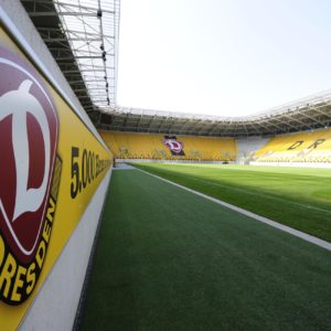 das Rudolf-Harbig-Stadion praesentiert sich nach der FIFA U 23 WM wieder im gewohnten Gelb; 27. Juli 2010; Foto: Dehli-News / Frank Dehlis [Frank Dehlis; Trachauer Str. 32; 01139 Dresden; Tel.: 0172. 3525234; Mail: foto@dehli-news.de;  Ostsaechsische Sparkasse Dresden; Kto.: 4121309060; BLZ: 85050300; Honorar zuzuegl. 7 % (Prozent) MwSt;  Finanzamt Dresden II; Steuer-Nr.: 202/212/00277; soweit nicht anders vereinbart, gilt die aktuelle MFM-Bildhonorarliste; Veroeffentlichung nur gegen Honorar, Urhebervermerk und Belegexemplar; saemtliche Nutzungen erfolgen ausschliesslich auf der Grundlage meiner unter folgendem Link www.dehli-news.de/agb einsehbaren Allgemeinen Geschaeftsbedingungen (AGB)]