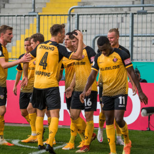 Jubel um Robin Becker (Mitte) nach dessen Treffer zum 2:0;
SG Dynamo Dresden - Hamburger SV; Fußball; DFB-Pokal; 1. Runde; Saison 2020/2021; Rudolf-Harbig-Stadion; Dresden; 14. September 2020; Foto: Dennis Hetzschold