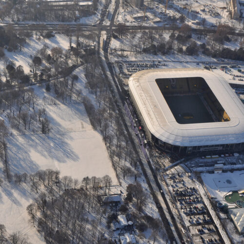 Trainingsplaetze der SG Dynamo Dresden neben dem Stadion; Luftbild vom glücksgas stadion (glueksgas stadion / Rudolf-Harbig-Stadion / Dynamo-Stadion, Stadion der SG Dynamo Dresden); NUR FUER REDAKTIONELE VERWENDUNGEN; NUTZUNG FUER WERBUNG NUR NACH RUECKSPRACHE; 08.12.2012; Foto: Dehli-News / Steffen Meyer [Frank Dehlis; Schoenbrunnstr. 13; 01097 Dresden; Tel.: 0172. 3525234; Mail: foto@dehli-news.de;  Ostsaechsische Sparkasse Dresden; Kto.: 4121309060; BLZ: 85050300; Honorar zuzuegl. 7 % (Prozent) MwSt;  Finanzamt Dresden II; Steuer-Nr.: 202/212/00277; soweit nicht anders vereinbart, gilt die aktuelle MFM-Bildhonorarliste; Veroeffentlichung nur gegen Honorar, Urhebervermerk und Belegexemplar; saemtliche Nutzungen erfolgen ausschliesslich auf der Grundlage meiner unter folgendem Link www.dehli-news.de/agb einsehbaren Allgemeinen Geschaeftsbedingungen (AGB)]