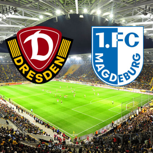 Ein Weitwinkelbild eines Fußballstadions, gefüllt mit jubelnden Fans. Über dem Spielfeld schweben die Logos zweier Fußballvereine: Dynamo Dresden (links, dunkelrot und gelb mit einem „D“) und 1. FC Magdeburg (rechts, blau und weiß mit der Aufschrift „1. FC Magdeburg“).