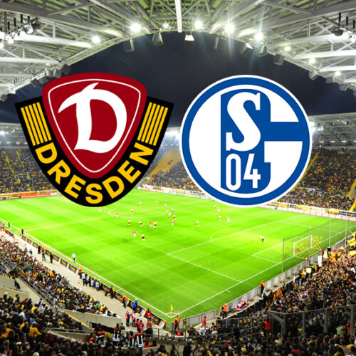 Ein Weitwinkelbild eines Fußballstadions, gefüllt mit jubelnden Fans. Über dem Spielfeld schweben die Logos zweier Fußballvereine: Dynamo Dresden (links, dunkelrot und gelb mit einem „D“) und FC Schalke 04 (rechts, blau und weiß mit der Aufschrift „S04“).