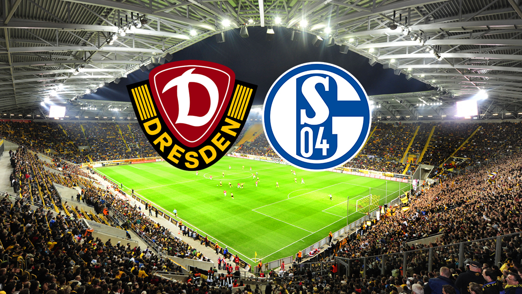 Ein Weitwinkelbild eines Fußballstadions, gefüllt mit jubelnden Fans. Über dem Spielfeld schweben die Logos zweier Fußballvereine: Dynamo Dresden (links, dunkelrot und gelb mit einem „D“) und FC Schalke 04 (rechts, blau und weiß mit der Aufschrift „S04“).