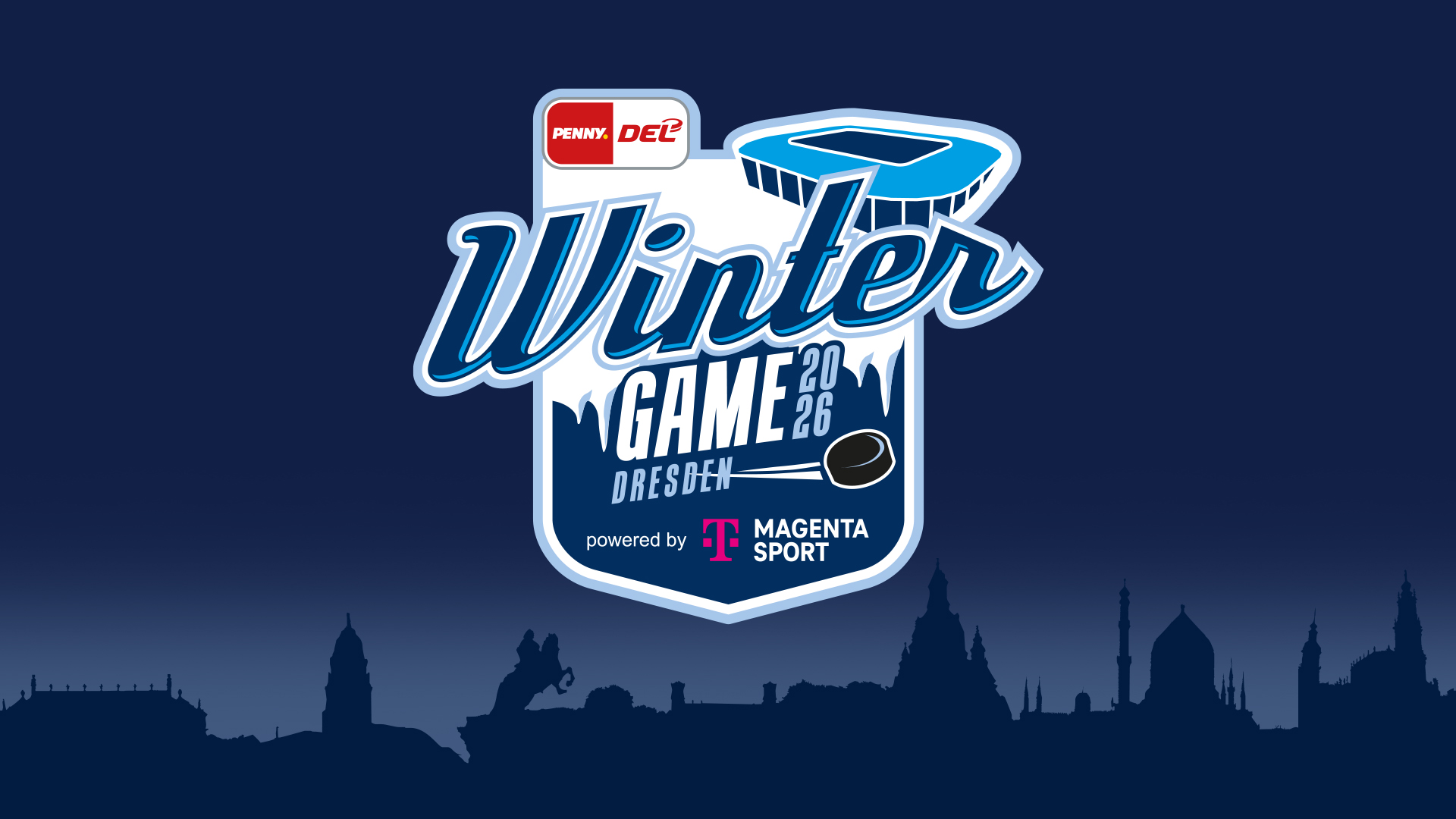 Ein blaues, rechteckiges Logo auf einem dunkelblauen Hintergrund. Das Logo ist weiß umrandet und enthält oben links das "PENNY DEL" Logo, daneben eine stilisierte blaue Eishockeyarena. In der Mitte des Logos steht in großen, geschwungenen weißen Buchstaben "Winter Game", darunter in kleinerer weißer Schrift "2026". Darunter steht "DRESDEN" in blauer Schrift und eine stilisierte Eishockeyscheibe mit einem Schläger. Am unteren Rand des Logos steht "powered by" und das magenta-farbene Telekom-Logo mit "MAGENTA SPORT". Ganz unten auf dem dunkelblauen Hintergrund ist eine Silhouette der Dresdner Skyline in einem helleren Blau zu sehen.