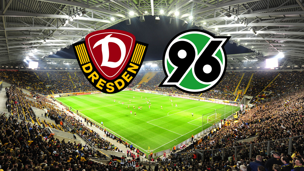 Ein Weitwinkelbild eines Fußballstadions, gefüllt mit jubelnden Fans. Über dem Spielfeld schweben die Logos zweier Fußballvereine: Dynamo Dresden (links, dunkelrot und gelb mit einem „D“) und Hannover 96 (rechts, grün und schwarz mit der Zahl „96“).
