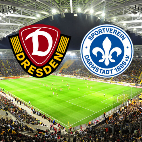 Ein Weitwinkelbild eines Fußballstadions, gefüllt mit jubelnden Fans. Über dem Spielfeld schweben die Logos zweier Fußballvereine: Dynamo Dresden (links, dunkelrot und gelb mit einem „D“) und SV Darmstadt 98 (rechts, blau und weiß mit einer stilisierten Lilie und der Aufschrift „Sportverein Darmstadt 1898 e.V.“).