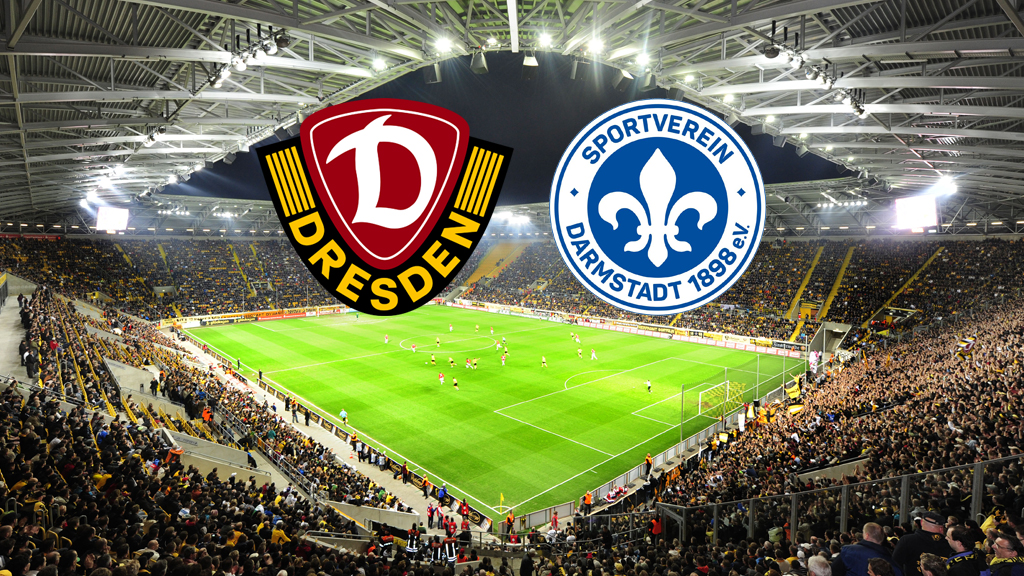 Ein Weitwinkelbild eines Fußballstadions, gefüllt mit jubelnden Fans. Über dem Spielfeld schweben die Logos zweier Fußballvereine: Dynamo Dresden (links, dunkelrot und gelb mit einem „D“) und SV Darmstadt 98 (rechts, blau und weiß mit einer stilisierten Lilie und der Aufschrift „Sportverein Darmstadt 1898 e.V.“).