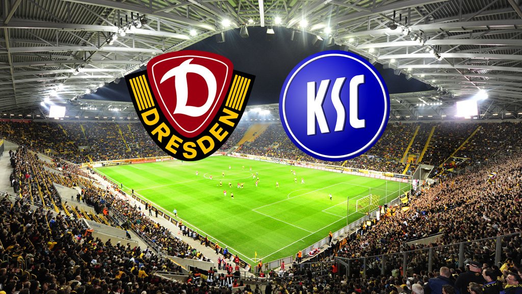 Ein Weitwinkelbild eines Fußballstadions, gefüllt mit jubelnden Fans. Über dem Spielfeld schweben die Logos zweier Fußballvereine: Dynamo Dresden (links, dunkelrot und gelb mit einem „D“) und Karlsruher SC (rechts, blau und weiß mit der Aufschrift „KSC“).