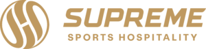Ein Logo für Supreme Sports Hospitality. Es zeigt ein goldenes "S" in einem Kreis links. Rechts daneben steht "SUPREME" in Großbuchstaben und darunter "SPORTS HOSPITALITY", ebenfalls in Großbuchstaben.