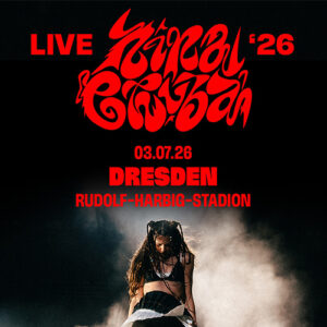 Konzertplakat mit rotem Schriftzug LIVE ‘26 und Datum 03.07.26 in Dresden im Rudolf-Harbig-Stadion. Unten im Bild steht eine Person auf der Bühne in dunkler Kleidung, umgeben von Nebel.